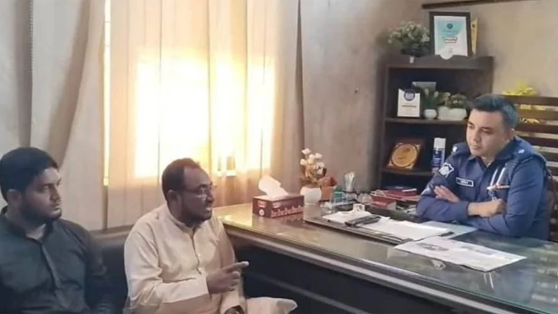 মিরসরাই থানার ওসি আতিকুর রহমানের সঙ্গে থানায় বসে কথা বলছেন চট্টগ্রাম-১ আসনে জামায়াতে ইসলামী মনোনীত প্রার্থী সাইফুর রহমান। ছবি: ভিডিও থেকে নেওয়া